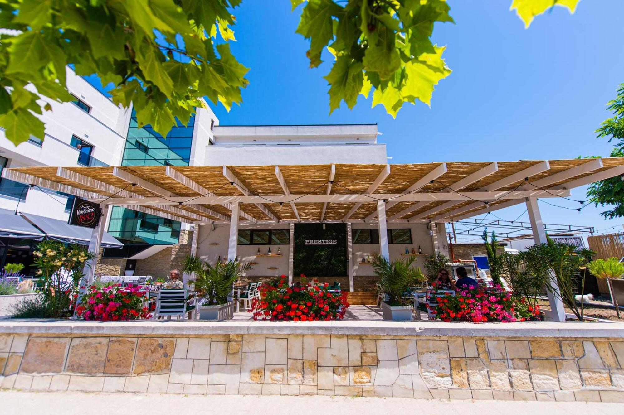 Hotel Prestige Mamaia Buitenkant foto