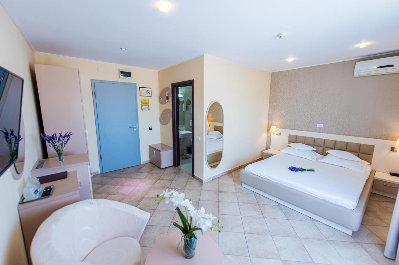 Hotel Prestige Mamaia Buitenkant foto