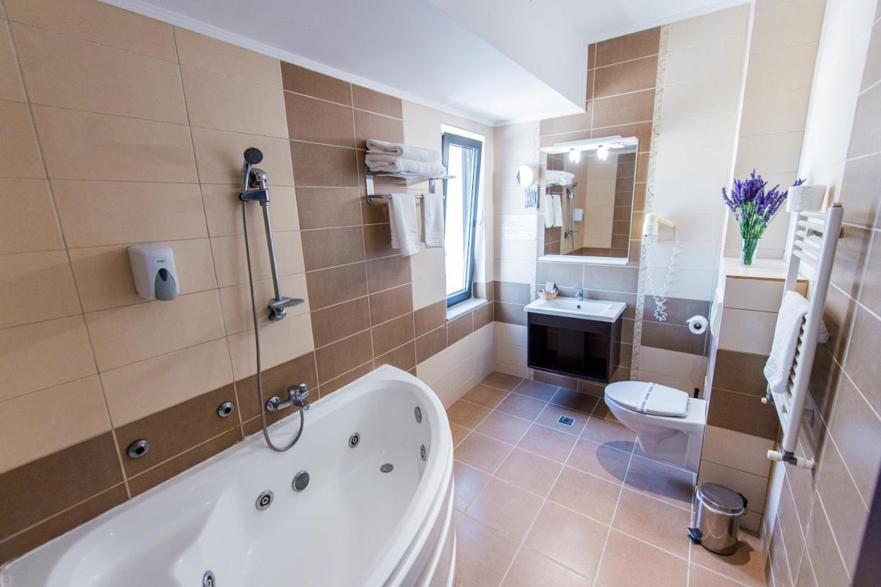 Hotel Prestige Mamaia Buitenkant foto